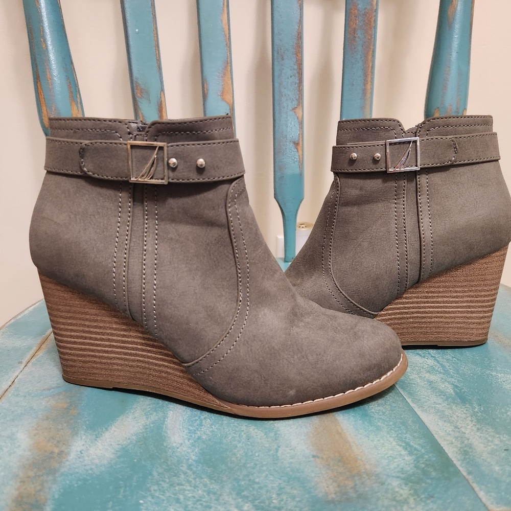 Nautica Booties size 9